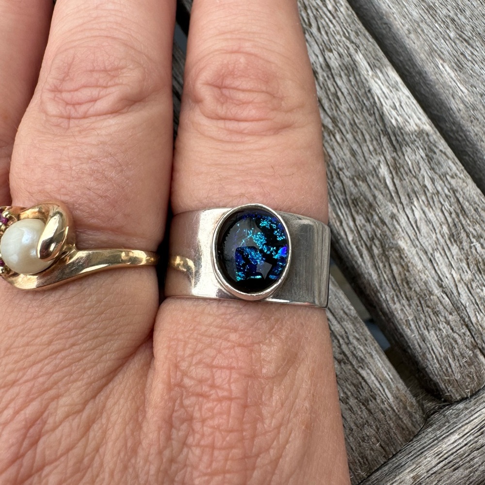 Handcrafted sterling silver and dichroic glass cabochon ring - Picture 3 of 10
